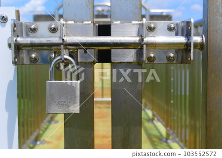 padlock and bar padlock and bar 103552572
