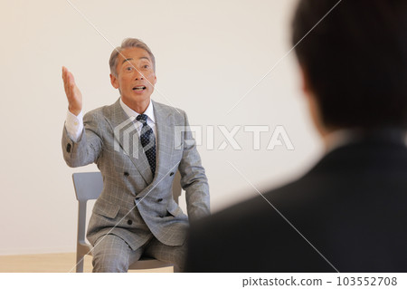 換工作面試_傲慢態度的中年男人_2 103552708