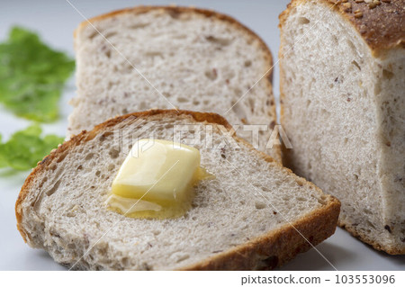 The scene where the butter melts on the bread 103553096