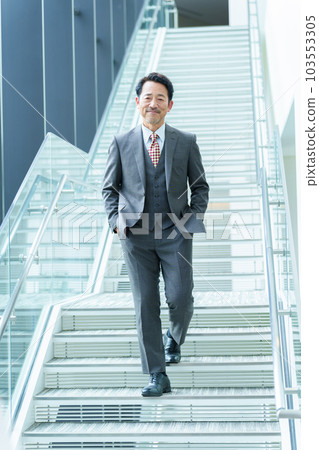 走上樓梯的資深商人 103553305