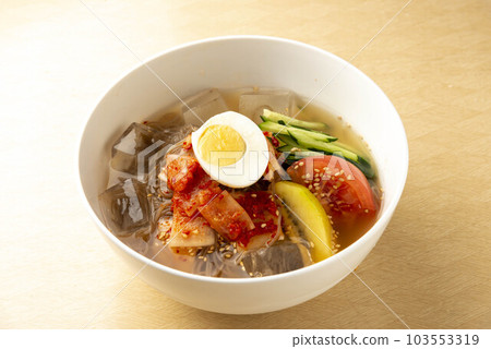 Cold and delicious spicy soup and cold noodles 103553319