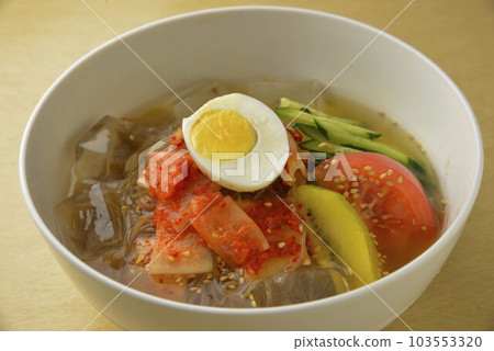 Cold and delicious spicy soup and cold noodles 103553320