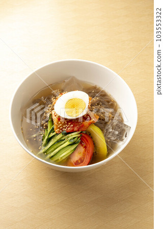 Cold and delicious spicy soup and cold noodles 103553322