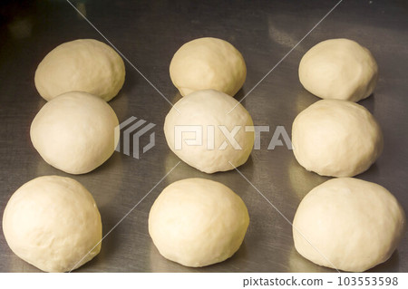 製作麵包和披薩麵團 103553598