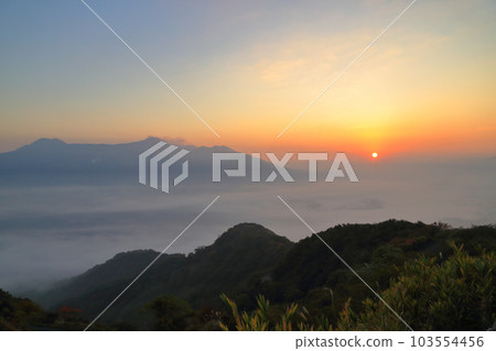 Sea of clouds seen from Tawarayama Pass Observatory in the early morning 103554456