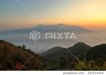 清晨從田原山峠觀景台看到的雲海 清晨從田原山峠觀景台看到的雲海 103554458