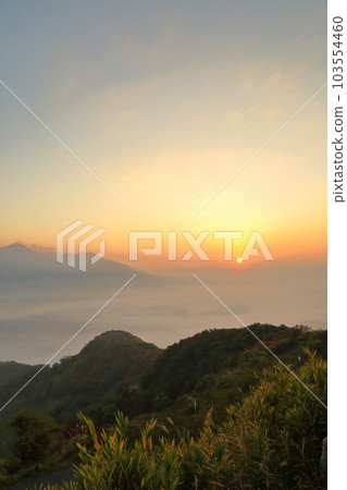 Sea of clouds seen from Tawarayama Pass Observatory in the early morning 103554460