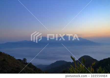 清晨從田原山峠觀景台看到的雲海 清晨從田原山峠觀景台看到的雲海 103554464