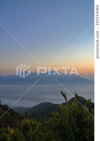 清晨從田原山峠觀景台看到的雲海 清晨從田原山峠觀景台看到的雲海 103554465