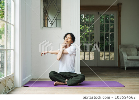 男人在家裡伸展 103554562