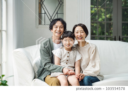 一家人坐在家裡客廳沙發上的肖像 一家人坐在家裡客廳沙發上的肖像 103554578