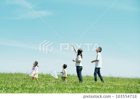 一家人在公園裡尋找昆蟲 103554718