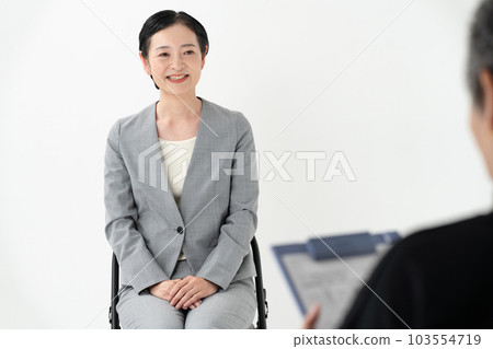職場女性自我提升面試面試 103554719