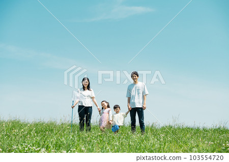 一家人站在山上的肖像 一家人站在山上的肖像 103554720