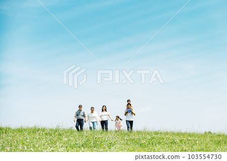 一家三口走在岸邊的畫像 103554730