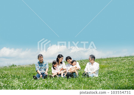 A family chatting leisurely on the bank 103554731