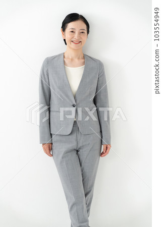 一個穿西裝的女人的肖像 一個穿西裝的女人的肖像 103554949