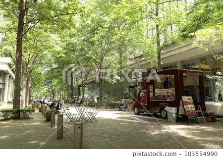 Lunch time on Marunouchi Nakadori 103554990