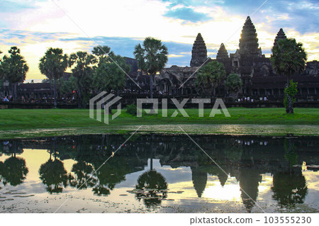 [Siem Reap] Sunrise at Angkor Wat 103555230