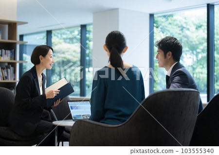 諮詢、專業、會計、房地產購買等商業形象。 103555340