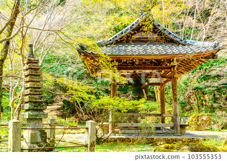 京都精進寺九重石塔和鍾樓 京都精進寺九重石塔和鍾樓 103555353