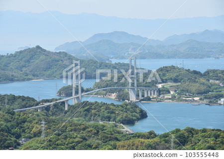 盤城橋聳立在瀨戶內海眾多島嶼的美景之上 盤城橋聳立在瀨戶內海眾多島嶼的美景之上 103555448