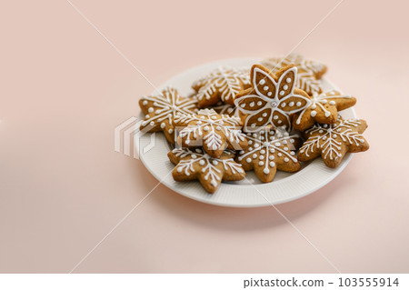 Ginger cookies on the on a delicate peach background. 103555914
