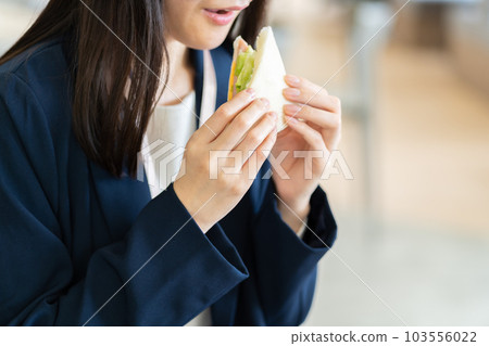 Office lady eating a sandwich from a convenience store Sandwich meal 103556022