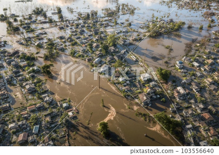被洪水破壞的虛構住宅區，生成的 AI 103556640