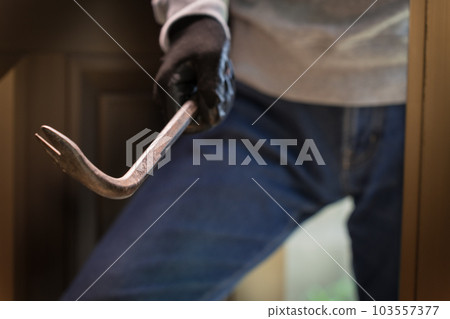 A man who breaks in at the entrance with something like a crowbar, robbery, part-time job 103557377