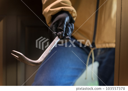 A man who breaks in at the entrance with something like a crowbar, robbery, part-time job 103557378