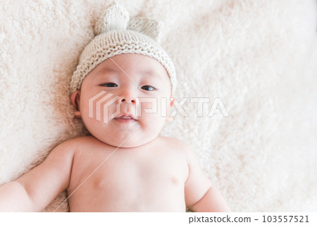 在照相館拍攝的戴著兔子帽的嬰兒 103557521