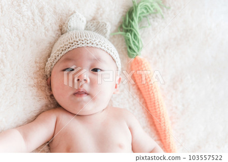 在照相館拍攝的戴著兔子帽的嬰兒 103557522