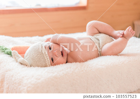 在照相館拍攝的戴著兔子帽的嬰兒 在照相館拍攝的戴著兔子帽的嬰兒 103557523