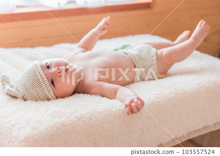 在照相館拍攝的戴著兔子帽的嬰兒 103557524