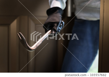 用撬棍、搶劫、打工之類的東西闖入入口的男人 用撬棍、搶劫、打工之類的東西闖入入口的男人 103557682