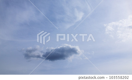 白日在藍天中流動的雲彩,在陽光下的色彩 白日在藍天中流動的雲彩,在陽光下的色彩 103558202
