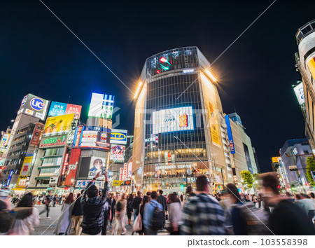 Shibuya scramble crossing on Saturday night *partially soft focus 103558398