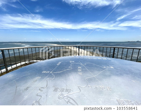 富津岬_從明治100週年紀念展望台眺望的東京灣一側_附位置銘牌 103558641