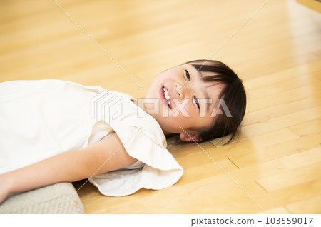 girl lying on flooring 103559017