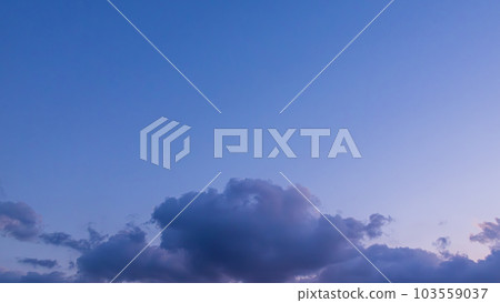 流動在晚上天空的雲彩 103559037