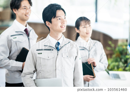 在開發中心工作的年輕工程師團隊 103561460