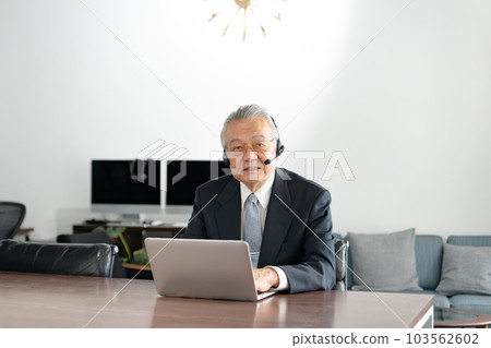 Business senior headset online 103562602