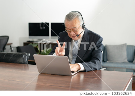 Business senior headset online piece 103562624
