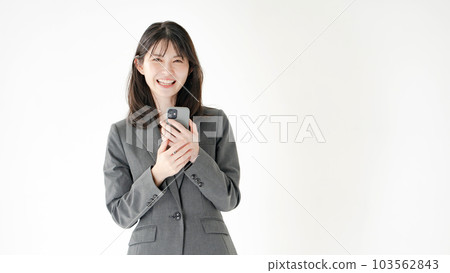 女商人智能手機微笑 103562843