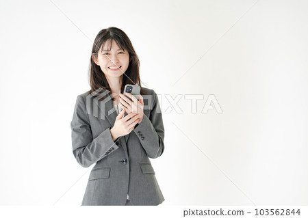 女商人智能手機微笑 103562844