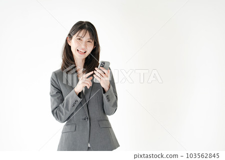 女商人智能手機微笑 103562845