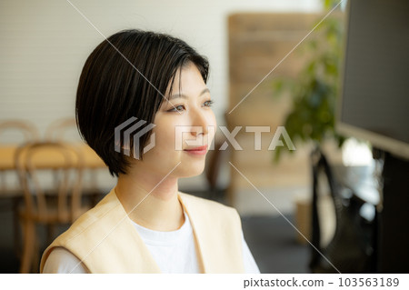 A woman smiling 103563189