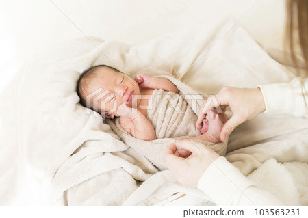 Mother and baby preparing for newborn photo shoot Mother and baby preparing for newborn photo shoot 103563231