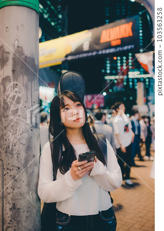 有吉他的少婦 103563258